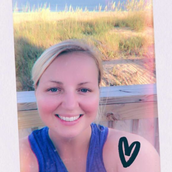 Meet your Posher, Nicole - Picture 1 of 1